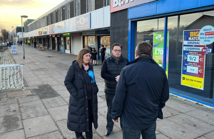 Cllr Thomas Kerr speaking to residents in Drumchapel