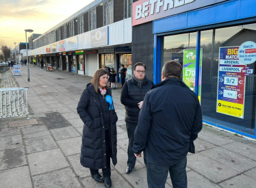 Cllr Thomas Kerr speaking to residents in Drumchapel